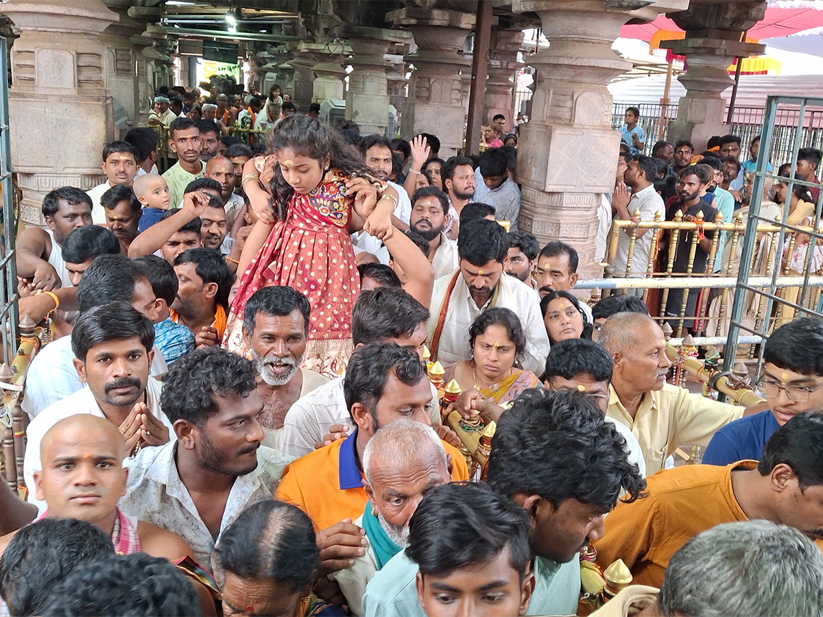 Srisailam: Thousands of devotees from Karnataka and Maharashtra8