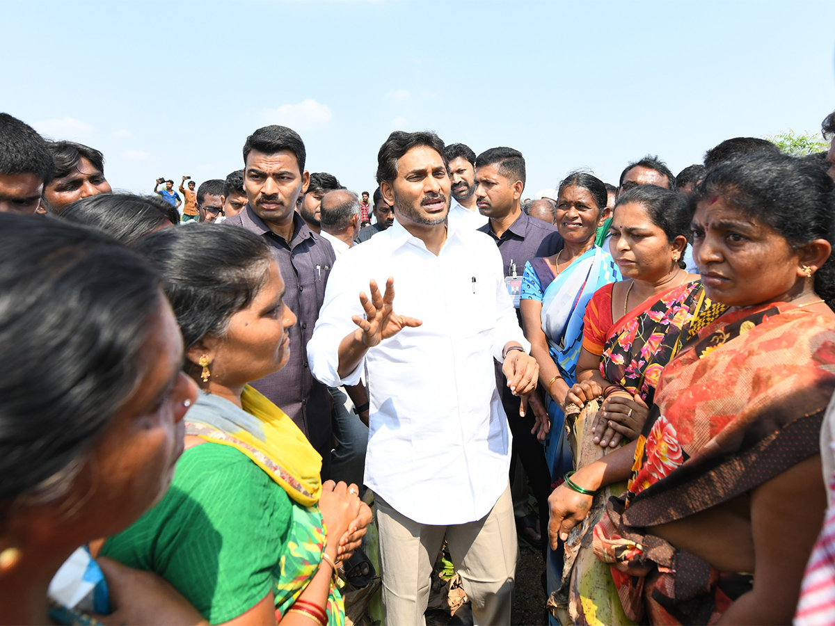 YS Jagan Support Farmers Pulivendula Photos11