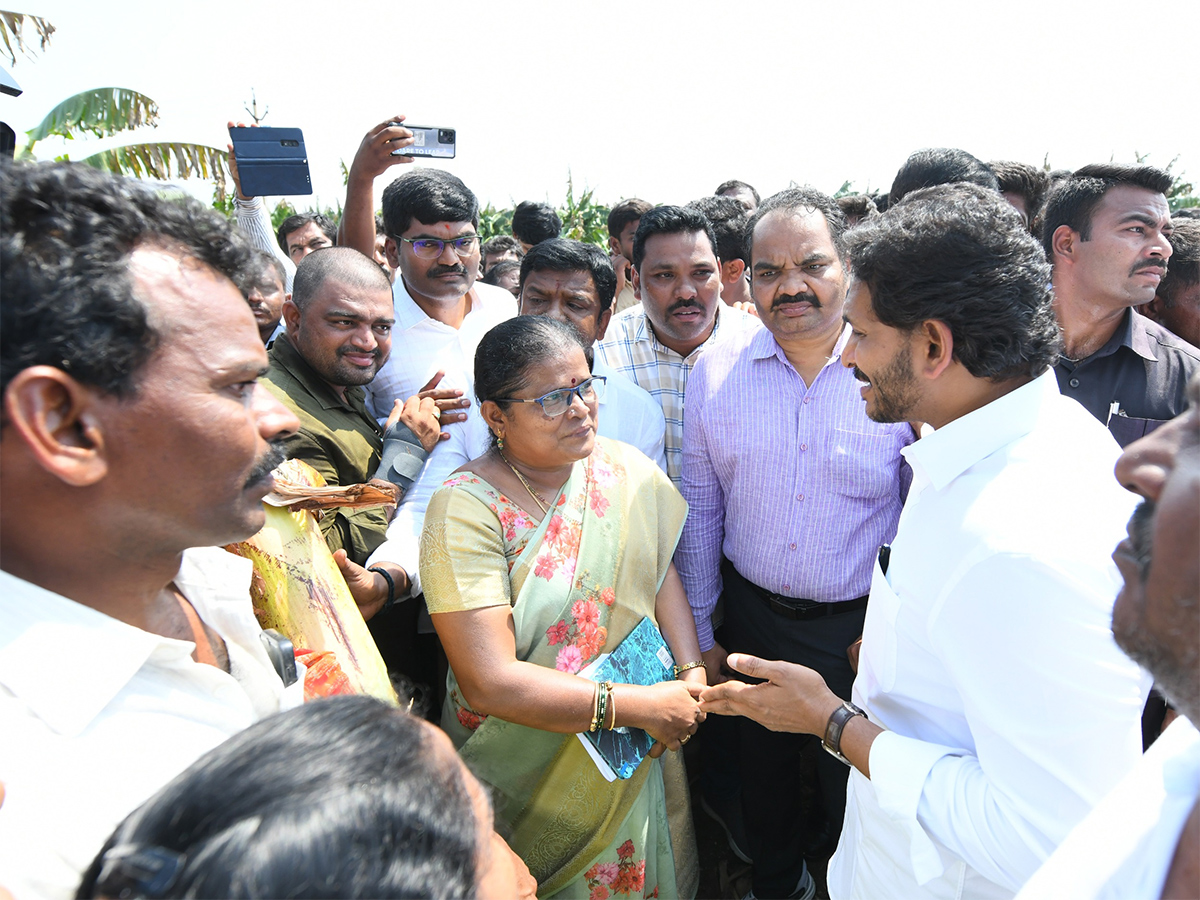 YS Jagan Support Farmers Pulivendula Photos14