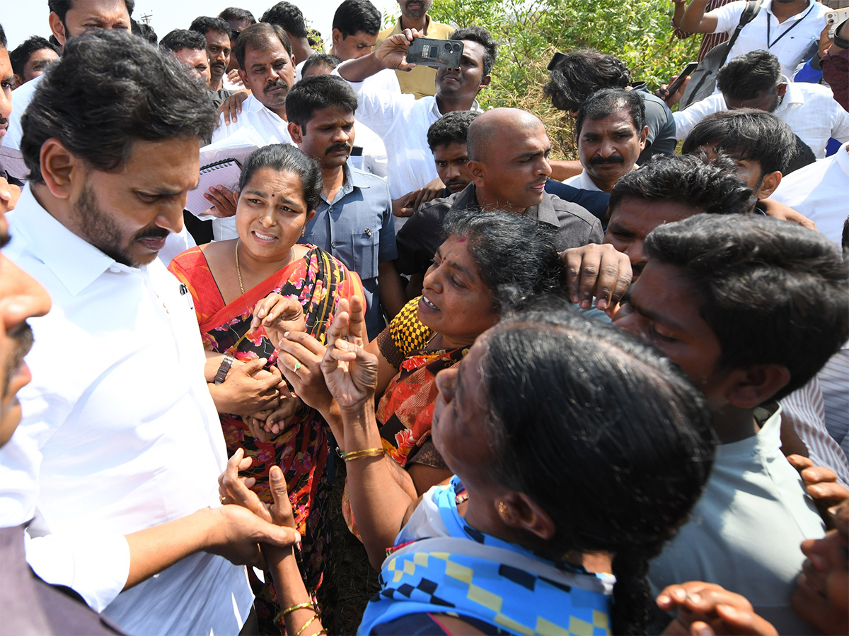 YS Jagan Support Farmers Pulivendula Photos2