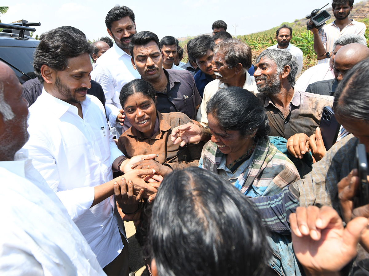 YS Jagan Support Farmers Pulivendula Photos26