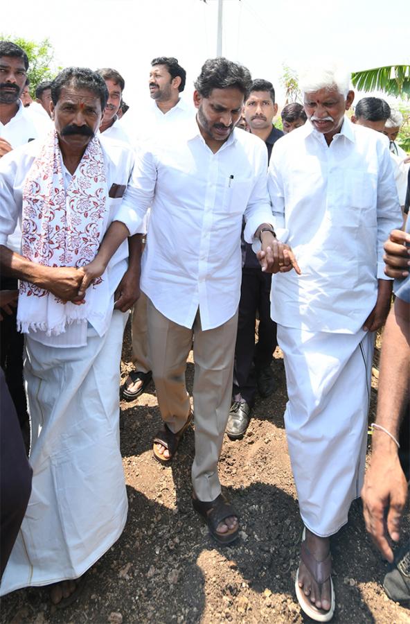 YS Jagan Support Farmers Pulivendula Photos28