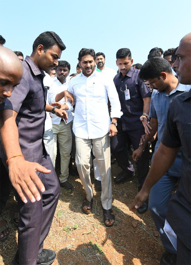 YS Jagan Support Farmers Pulivendula Photos3