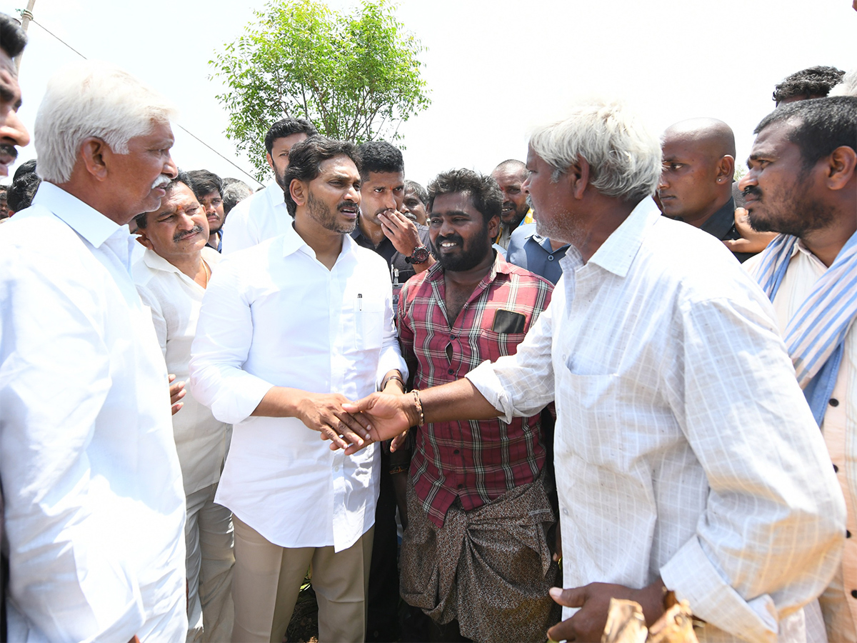 YS Jagan Support Farmers Pulivendula Photos31