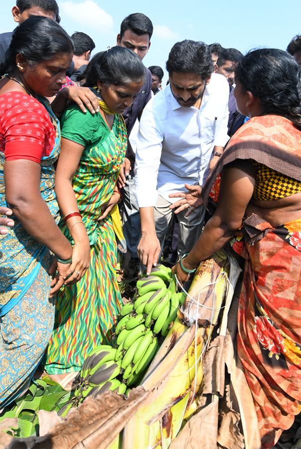 YS Jagan Support Farmers Pulivendula Photos9
