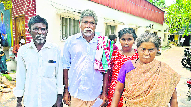 మా బతుకులు అన్నింటికి చెడ్డ రేవడిలా 1