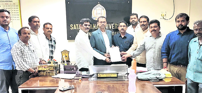 గ్రీవెన్స్ డేకు 13 ఫిర్యాదులు
2