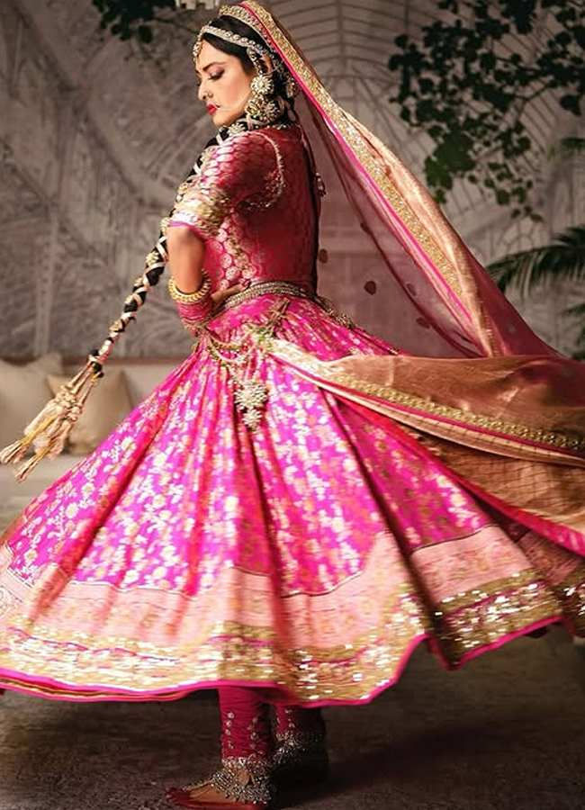 Legendary Rekha turns in a  pink gold saree looks stunning3