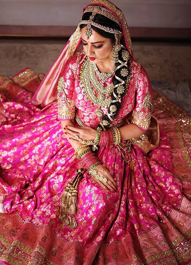 Legendary Rekha turns in a  pink gold saree looks stunning4