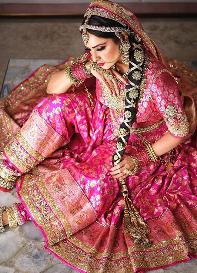 Legendary Rekha turns in a  pink gold saree looks stunning5