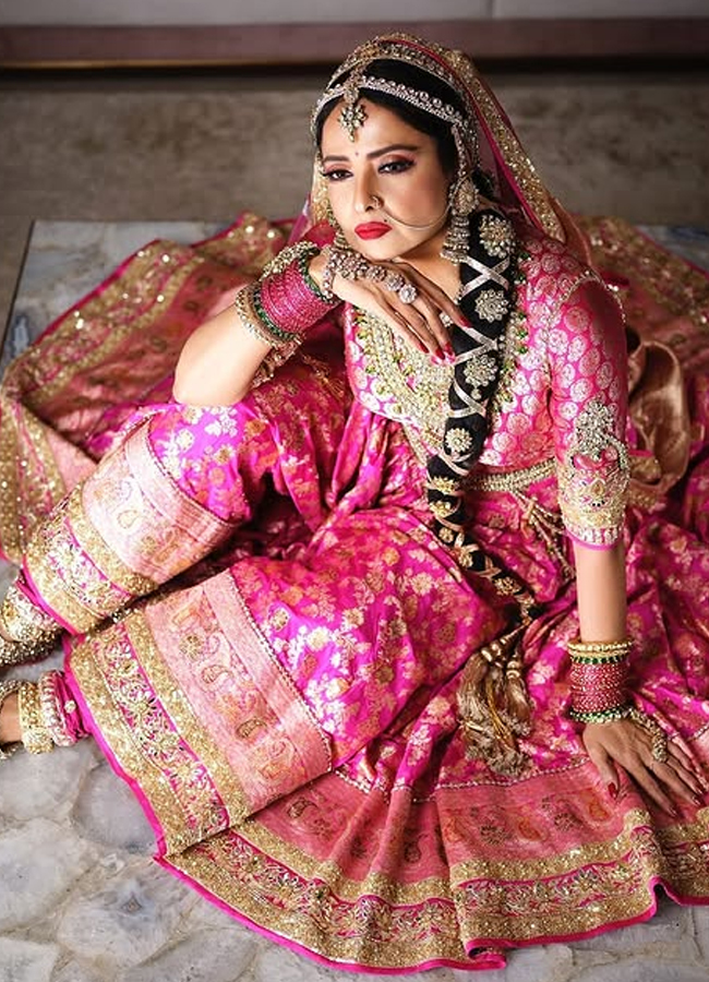 Legendary Rekha turns in a  pink gold saree looks stunning6