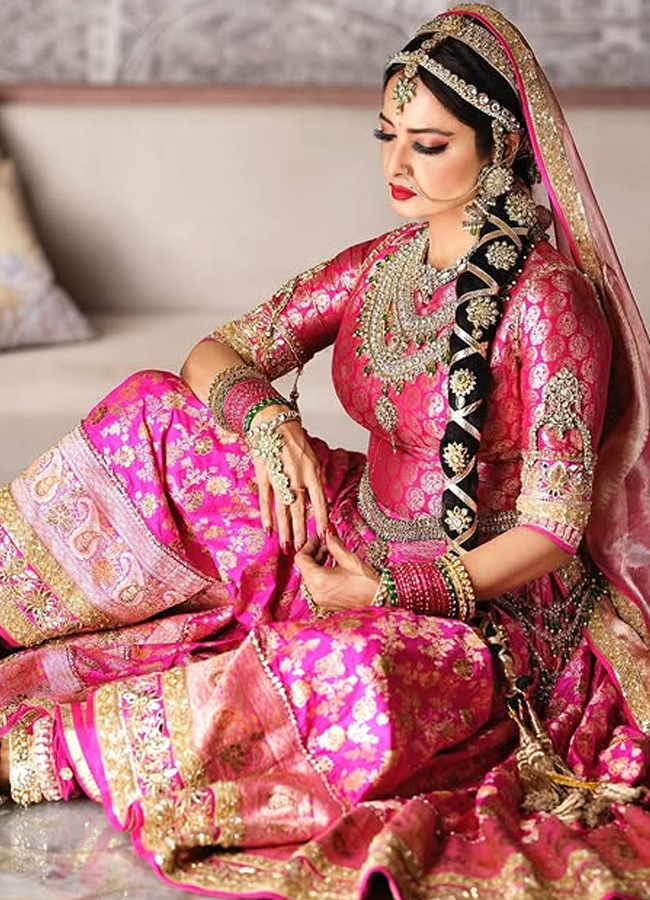 Legendary Rekha turns in a  pink gold saree looks stunning7