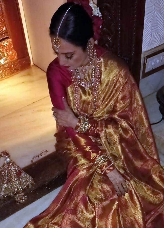 Legendary Rekha turns in a  pink gold saree looks stunning12