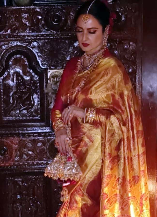 Legendary Rekha turns in a  pink gold saree looks stunning13
