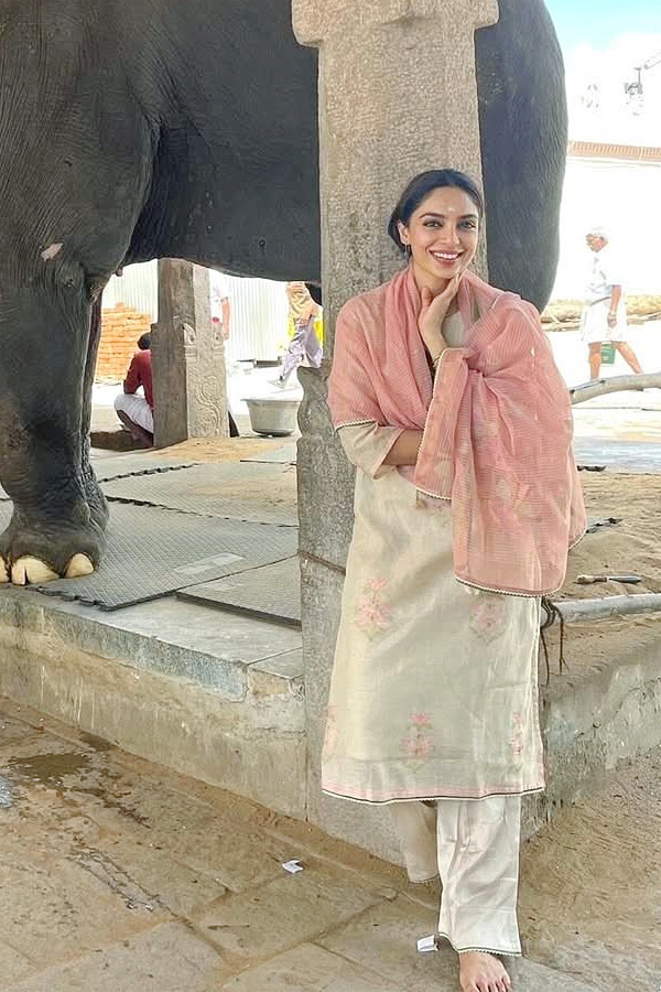 Sobhita Dhulipala explores historic landmarks during her Tamil Nadu trip Photos6