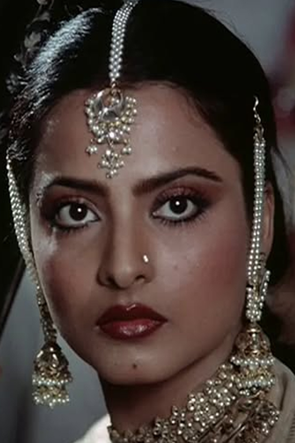 Legendary Rekha turns in a  pink gold saree looks stunning14