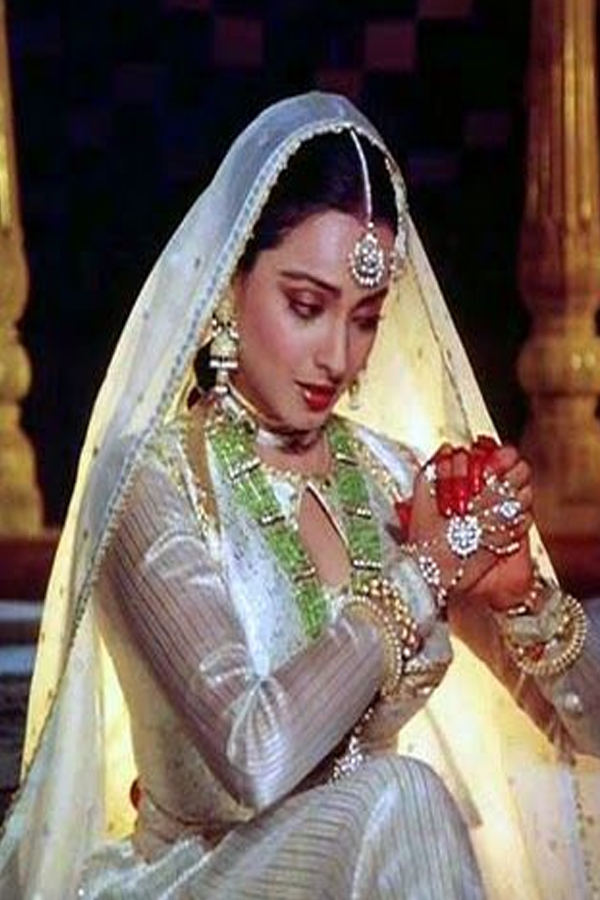 Legendary Rekha turns in a  pink gold saree looks stunning9