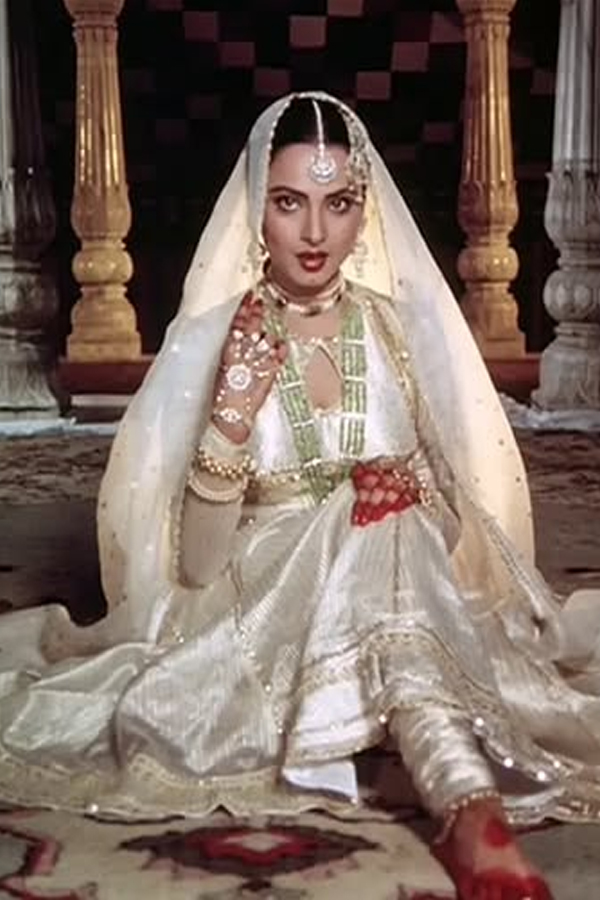 Legendary Rekha turns in a  pink gold saree looks stunning8