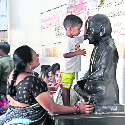 ‘బోసి నవ్వుల’ బంధం!1