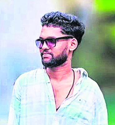 గోదావరిలో దూకి యువకుడు ఆత్మహత్య1