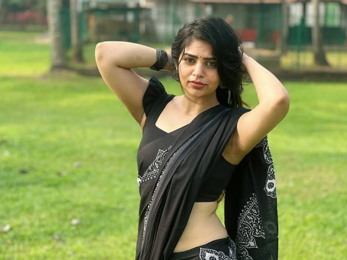 Bandhavi Sridhar Stunning Photos In Black Saree 2