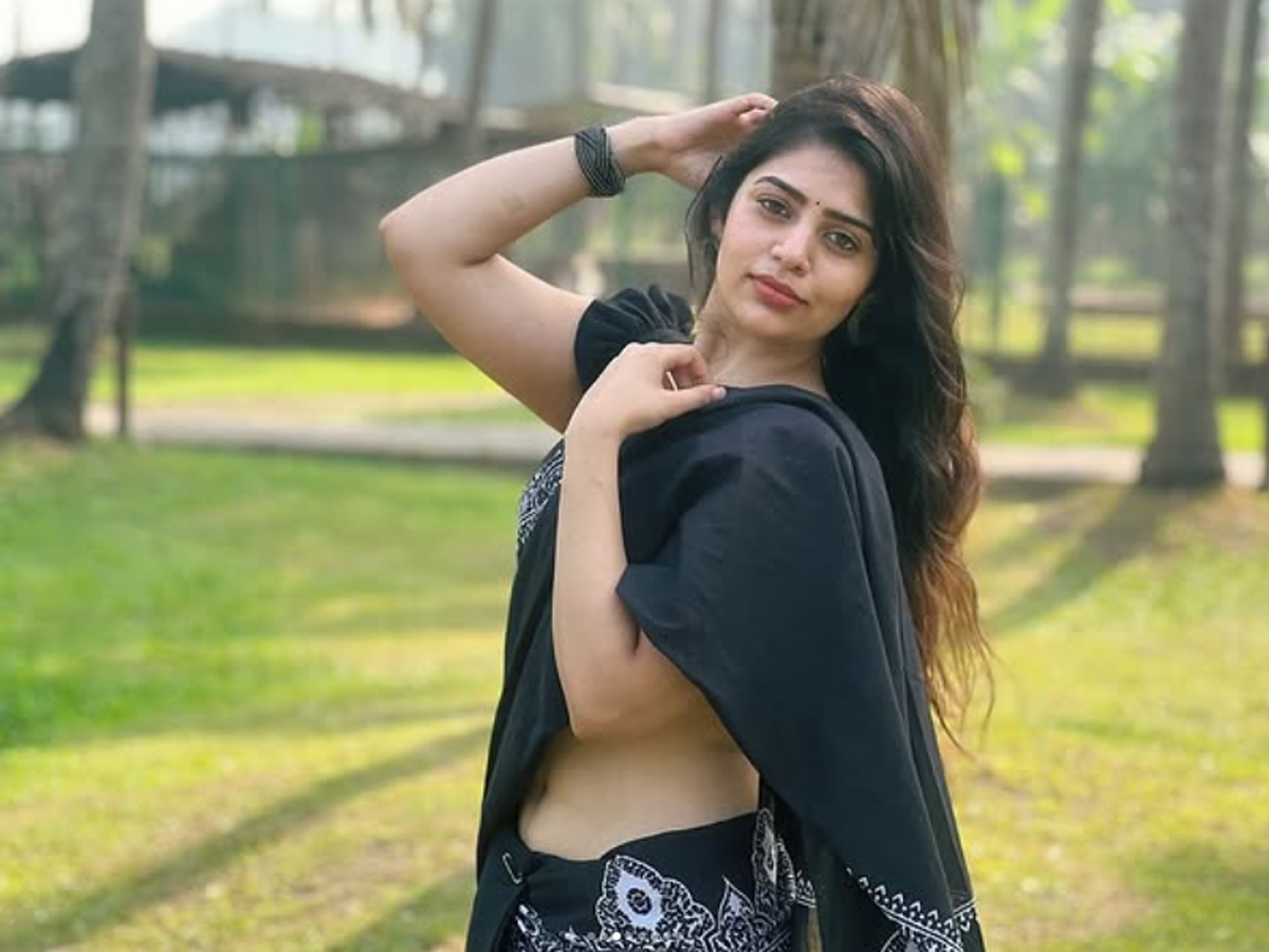 Bandhavi Sridhar Stunning Photos In Black Saree 4