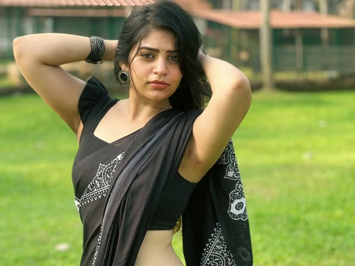 Bandhavi Sridhar Stunning Photos In Black Saree 6