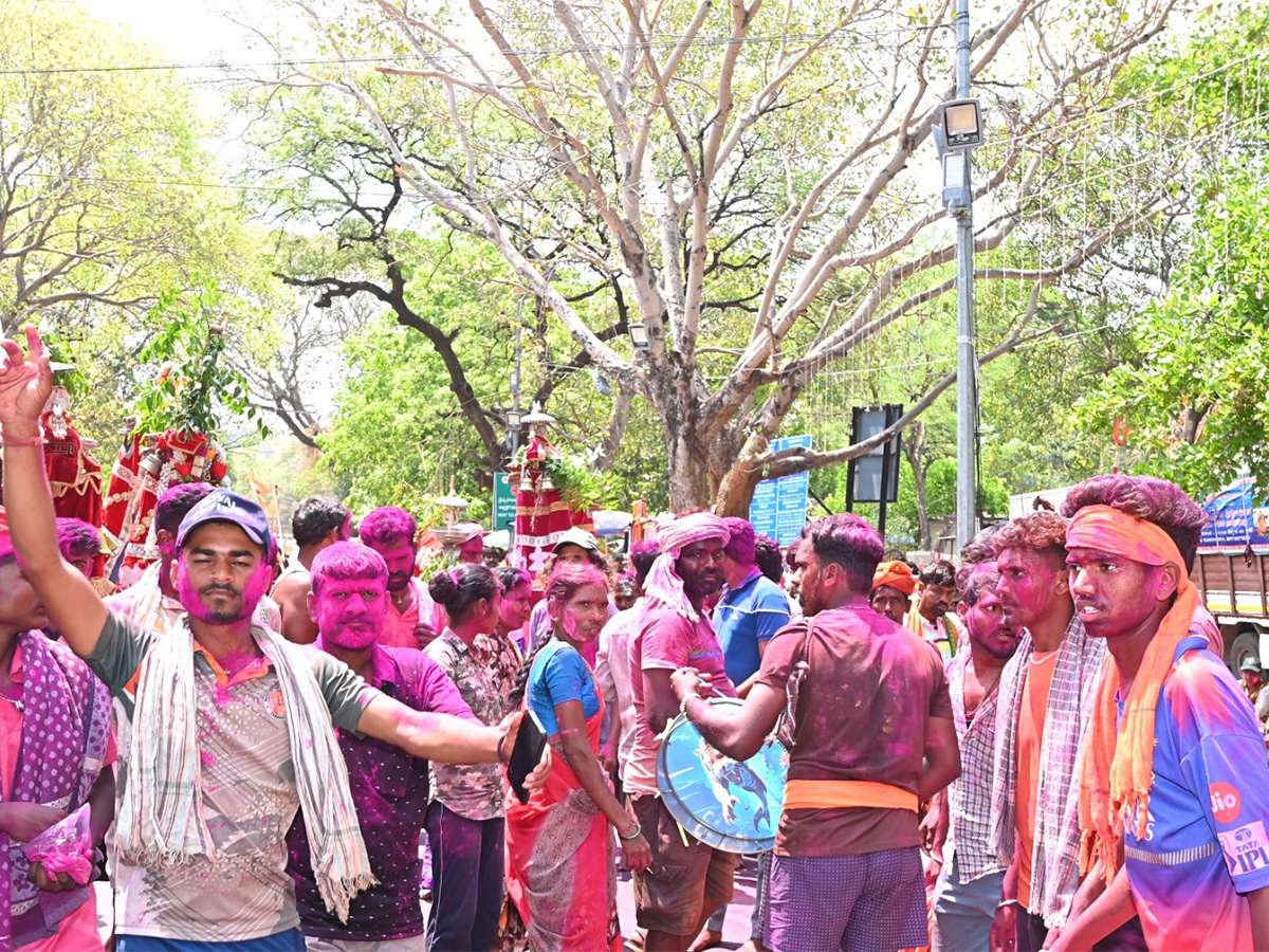 Devotees Throng To Srisailam Mallikarjuna Swamy Temple5