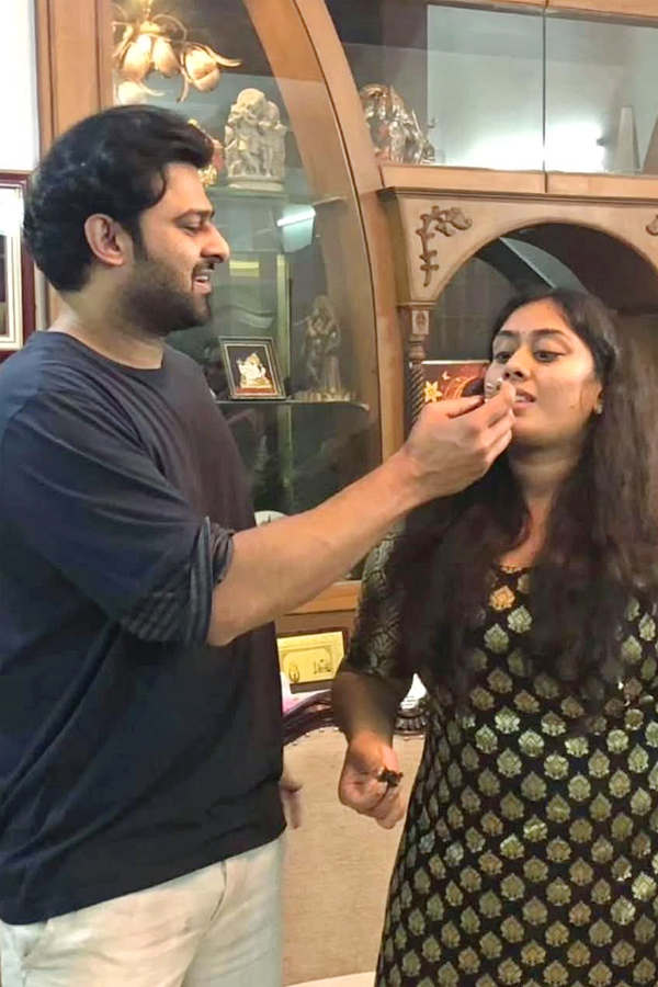 Prabhas with his sisters.. Check out this unseen pictures2