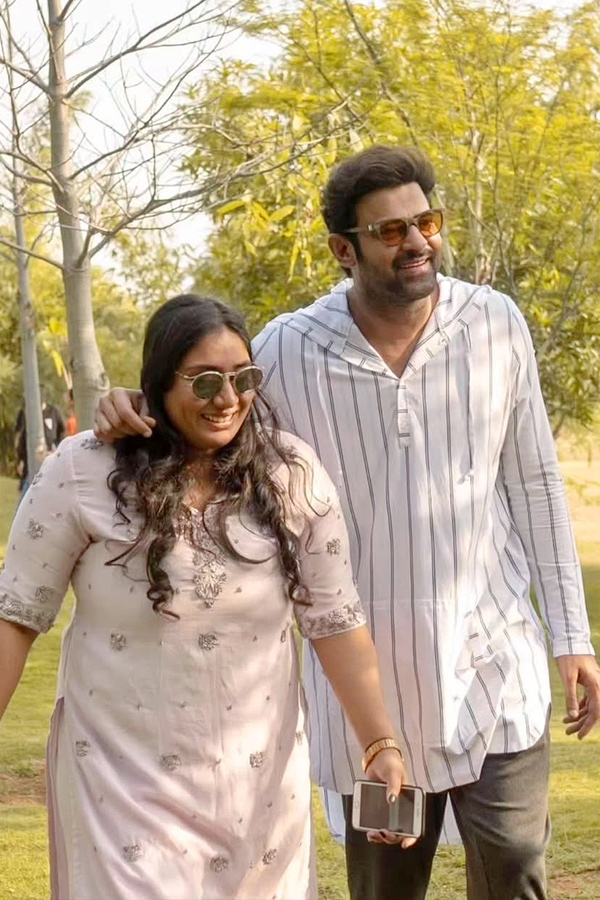Prabhas with his sisters.. Check out this unseen pictures12