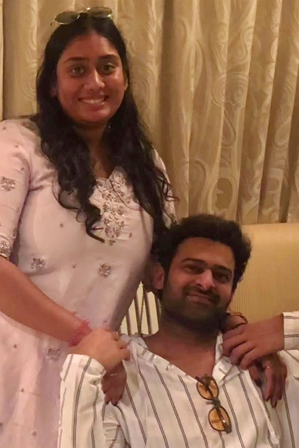 Prabhas with his sisters.. Check out this unseen pictures15