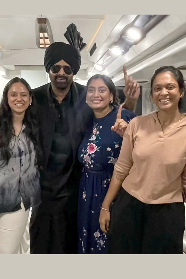Prabhas with his sisters.. Check out this unseen pictures4