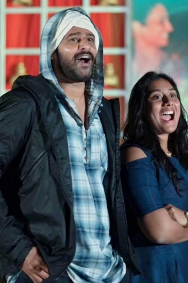 Prabhas with his sisters.. Check out this unseen pictures9