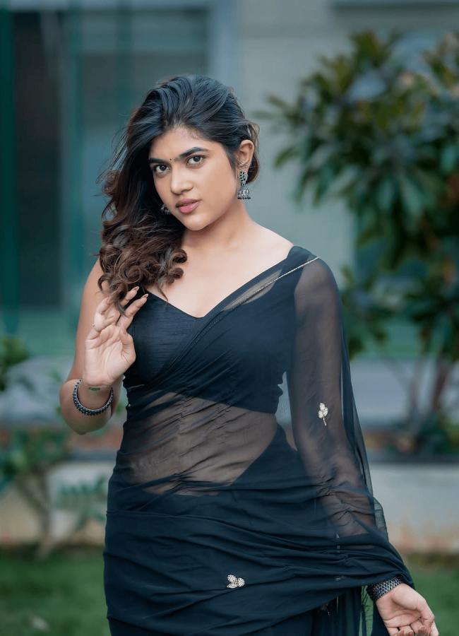 Ritu Choudhary Glamorous Photos In Black Saree9