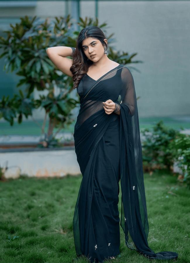 Ritu Choudhary Glamorous Photos In Black Saree10