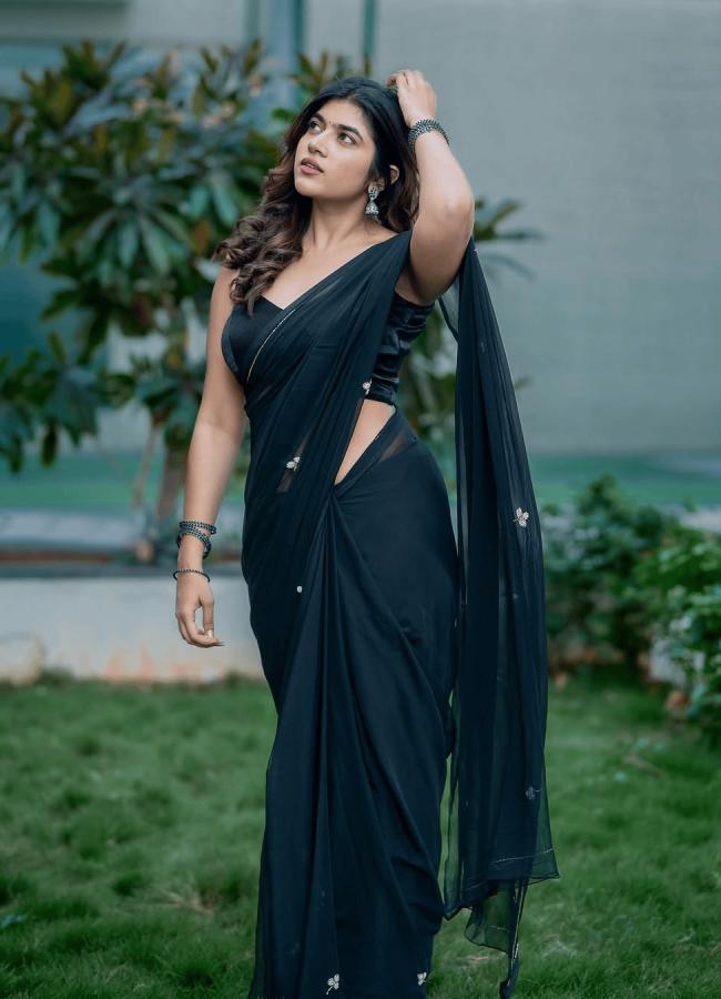 Ritu Choudhary Glamorous Photos In Black Saree2
