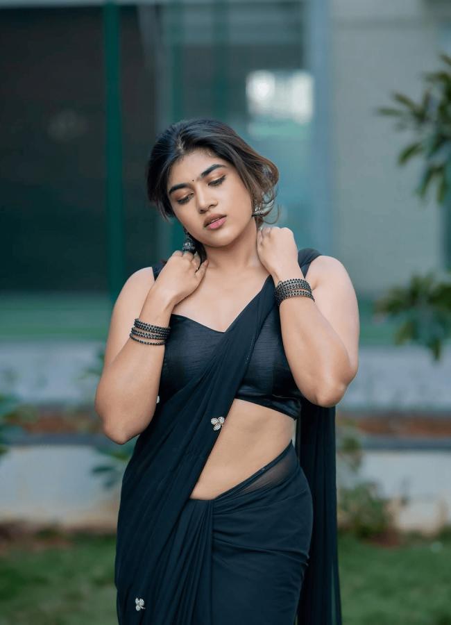 Ritu Choudhary Glamorous Photos In Black Saree11