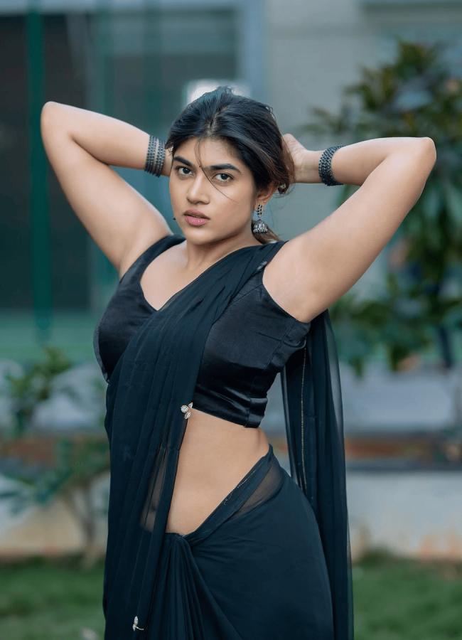 Ritu Choudhary Glamorous Photos In Black Saree4