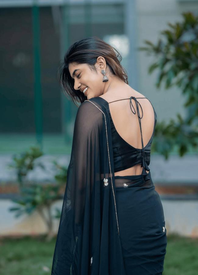 Ritu Choudhary Glamorous Photos In Black Saree5