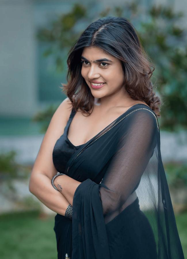 Ritu Choudhary Glamorous Photos In Black Saree8