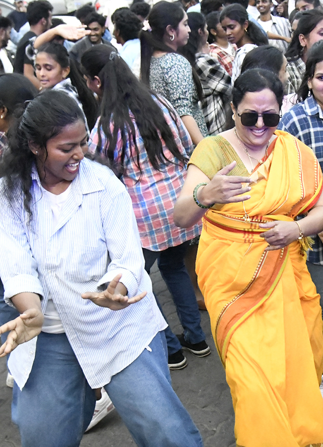 Students stage flashmob on Visakhapatnam Beach Road10