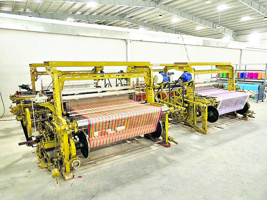 షెడ్లు సిద్ధం.. అందని మగ్గం1