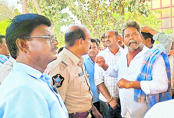 రైతుల పేరుతో రూ.6 కోట్ల రుణం2