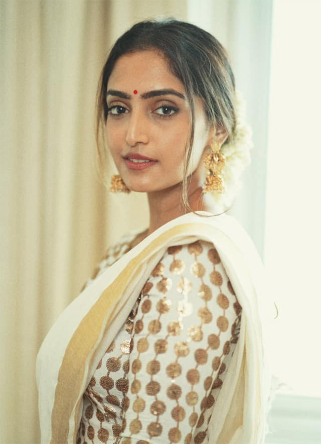 Actress Reba Monica John special song in Mad Square movie: Photos12