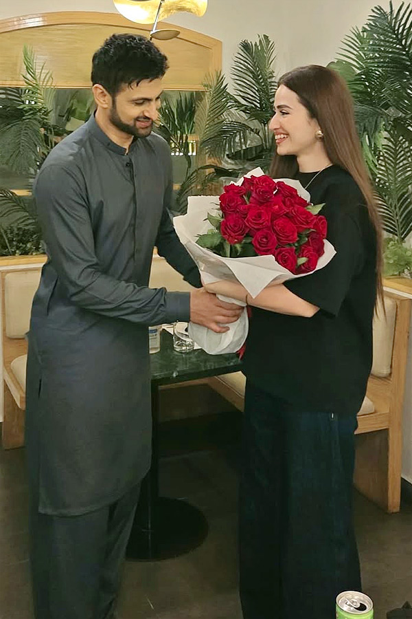 Shoaib Malik shares heartfelt message for Sana Javed on birthday Photos3