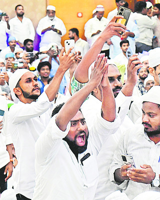 ● ఉప్పొంగిన అభిమానం 1