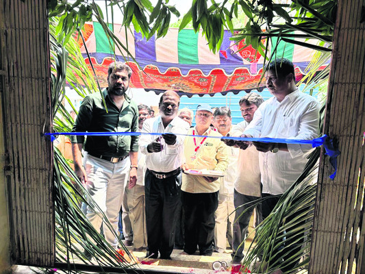 మెడికల్‌ కళాశాలకుఅంబులెన్స్‌ అందజేత  
1