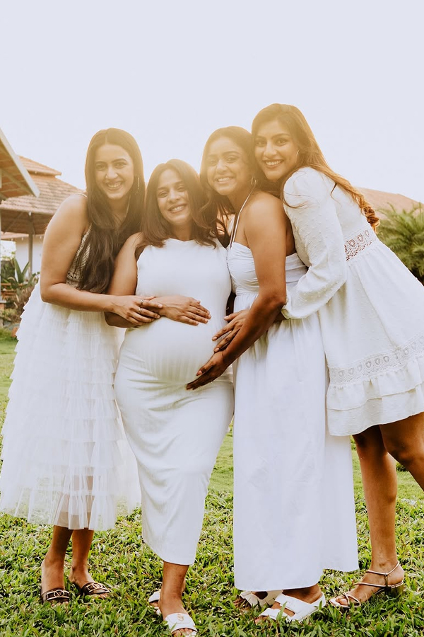 Mahathalli Jahnavi Dasetty Emotional Post on Friends Photos3