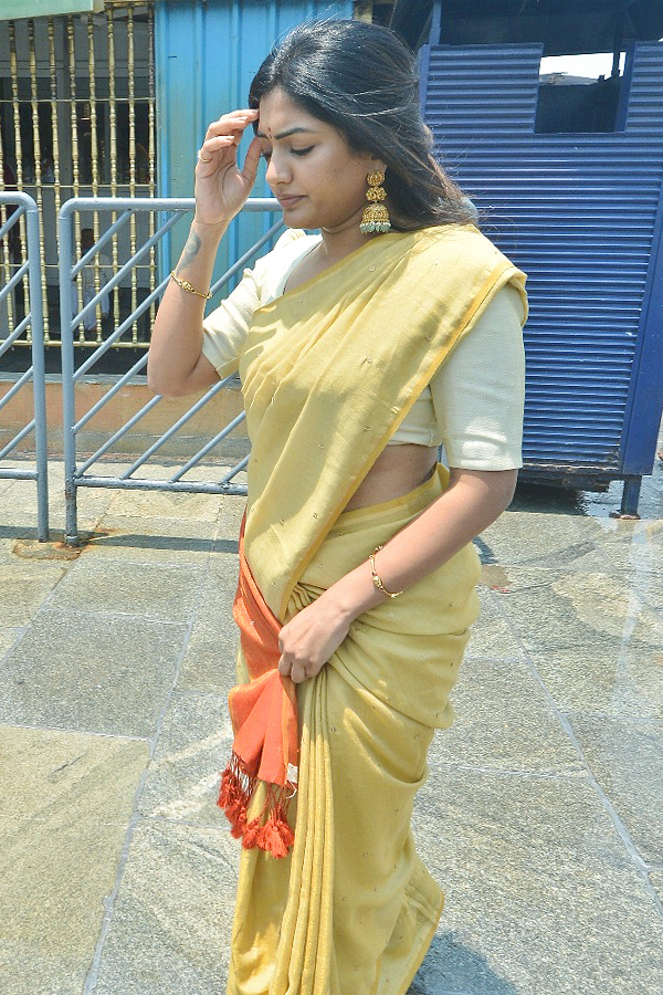 Actress Eesha Rebba and Director Tarun Bhascker  Visits Tirumala Photos10