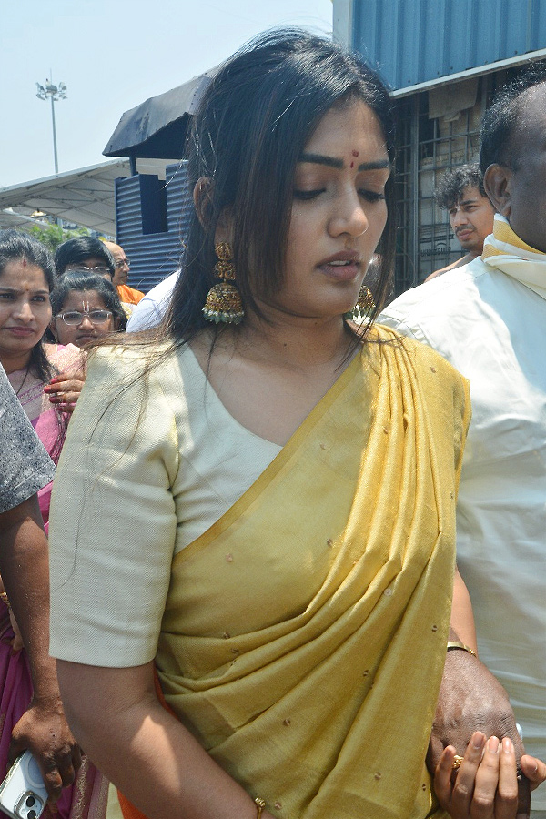 Actress Eesha Rebba and Director Tarun Bhascker  Visits Tirumala Photos11